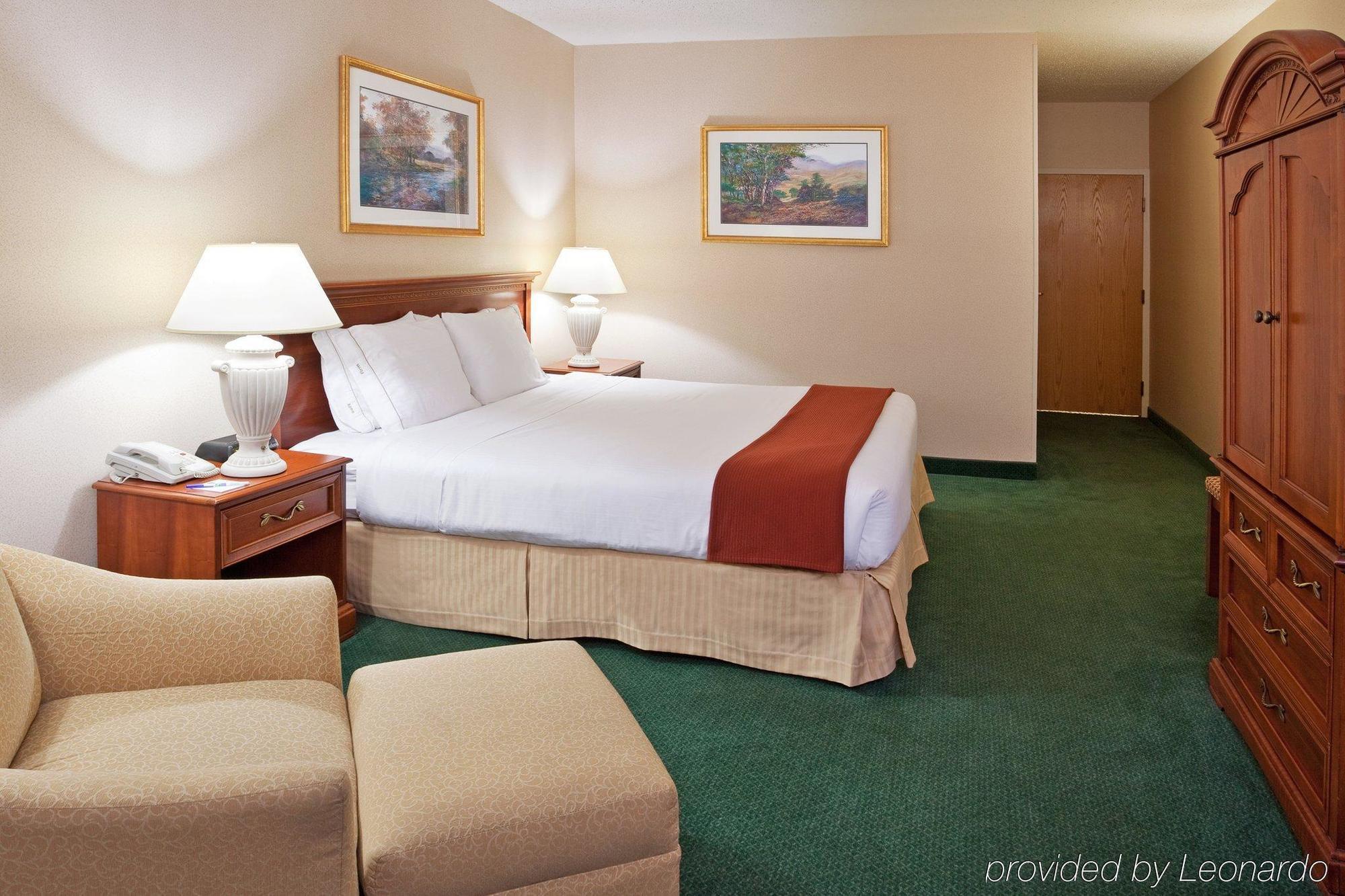 Holiday Inn Express Detroit-Warren/General Motors Technology Center By Ihg Exterior photo
