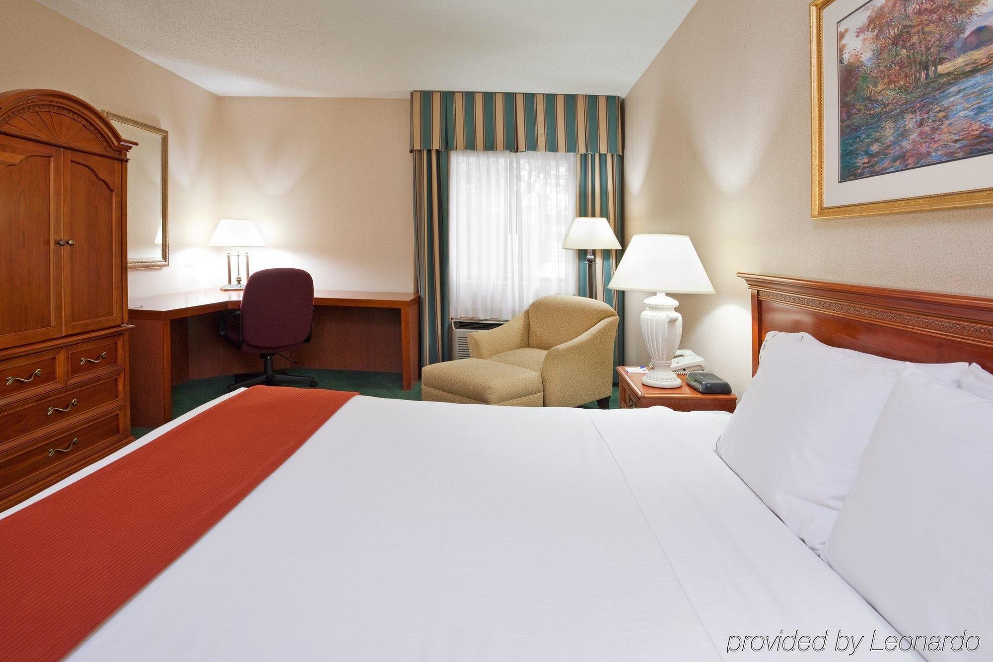 Holiday Inn Express Detroit-Warren/General Motors Technology Center By Ihg Exterior photo