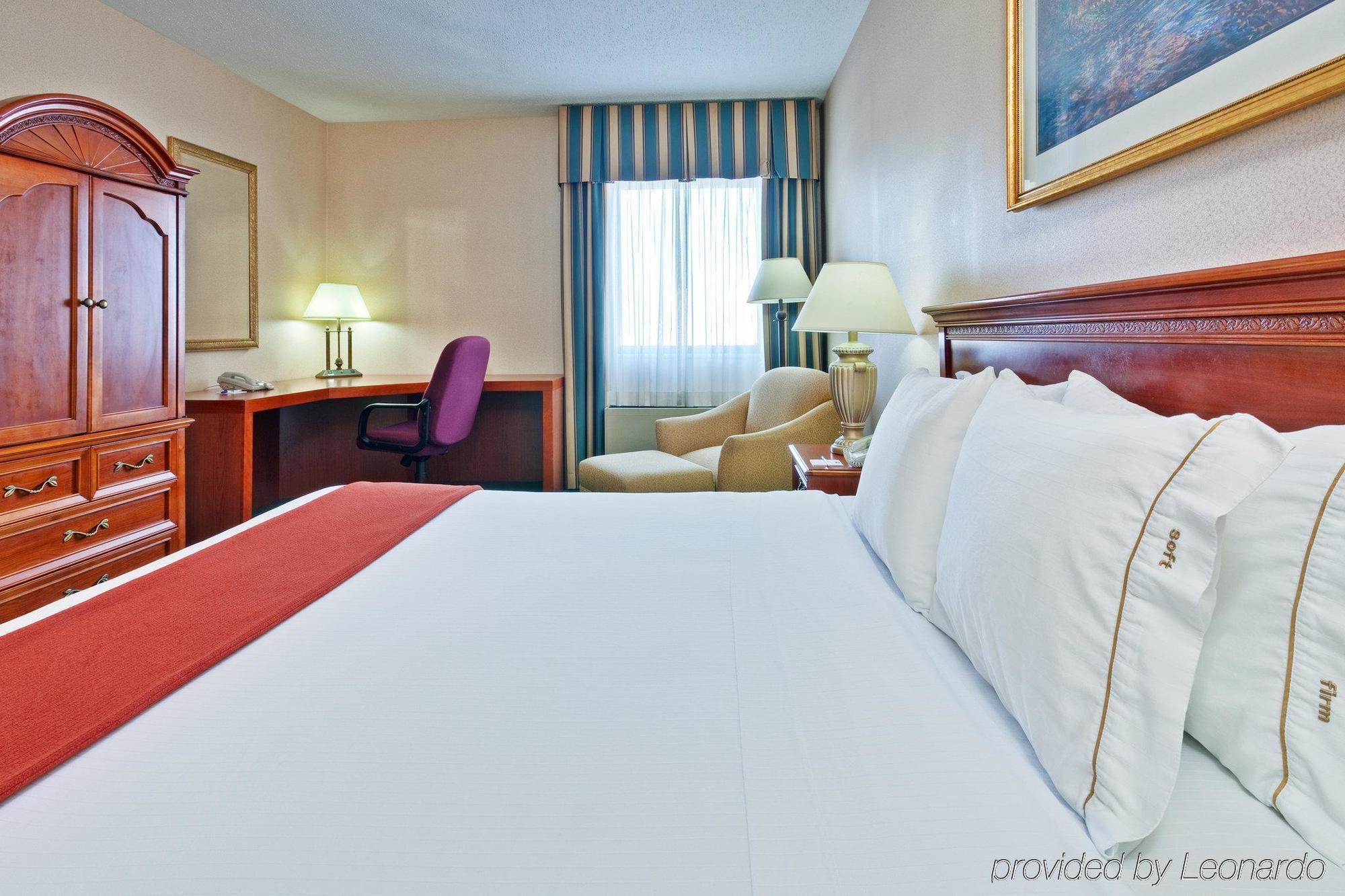 Holiday Inn Express Detroit-Warren/General Motors Technology Center By Ihg Room photo